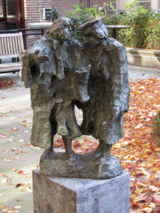 905702 Afbeelding van het bronzen beeldhouwwerk 'Het Debat', van Jits Bakker (1937-2014), in 2005 onthuld op de ...